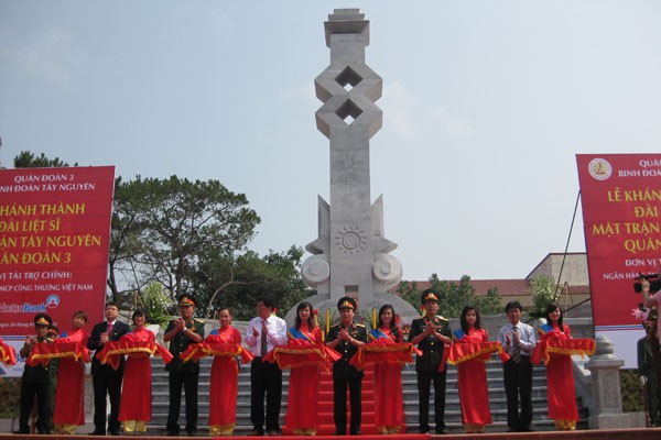 ពិធីបើកសម្ពោធស្ដូបរំលឹកវិញ្ញាណក្ខ័នវីរយុទ្ធជនពលីសមរភូមិTay Nguyen។ - ảnh 1